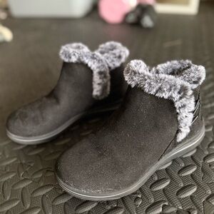 Clarks Black Boots with Gray Fur Trim